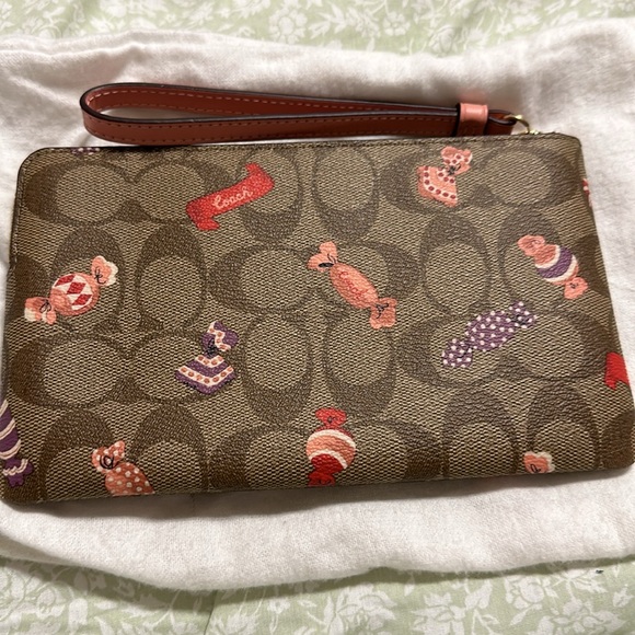 New coach wristlet - Picture 2 of 5